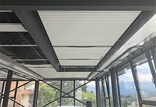带有SAPP板条的辐射金属天花板系统，用于Covere集团在罗韦雷托的办事处