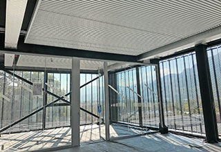 带有SAPP板条的辐射金属天花板系统，用于Covere集团在罗韦雷托的办事处
